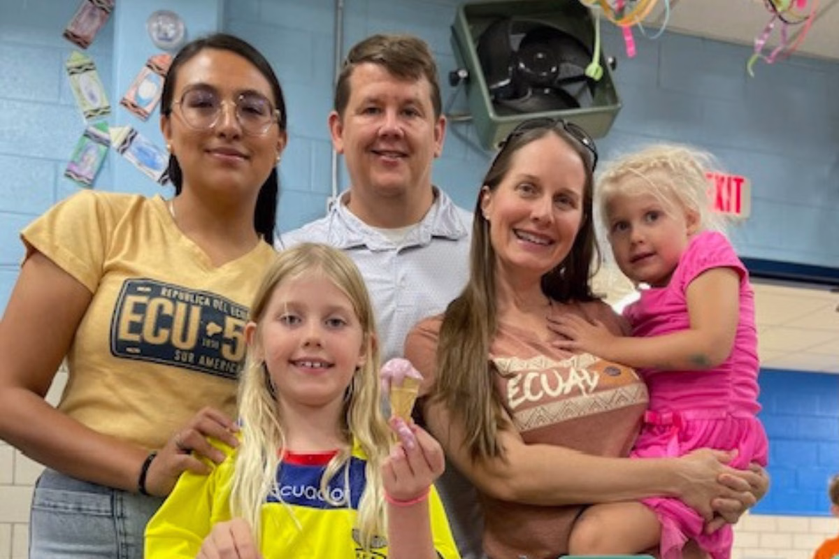 2025 #LoveMyAuPair winner Brenda with her Host Family